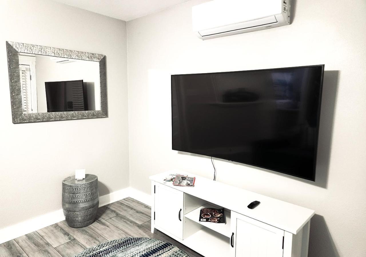 'לונג ביץ Beautiful Guesthouse, Sleeps 4 - Kitchen, Private Laundry, Ac, Parking, 65' Tv, Close To Stores, Restaurants & Beach מראה חיצוני תמונה